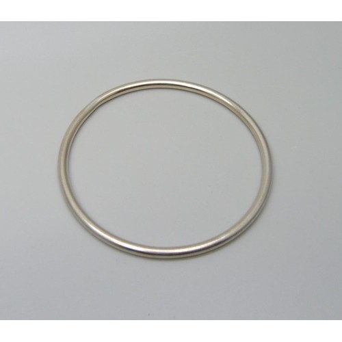 7077 - A 9ct white gold bangle, 16.9g, 61/62mm