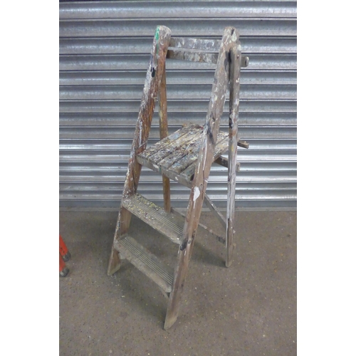 5150 - Two metal step ladders and a wooden step ladder