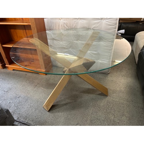 3199 - A glass circular dining table