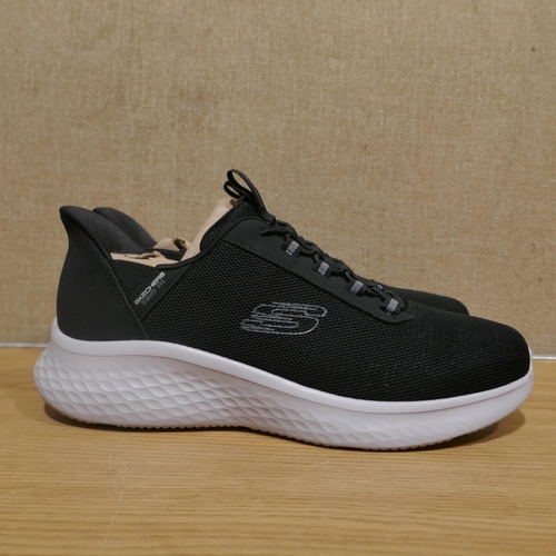 6132 - A pair of Men's Skechers Swift Fit Black trainers, Size UK8 (345-700) *This lot is subject to Vat