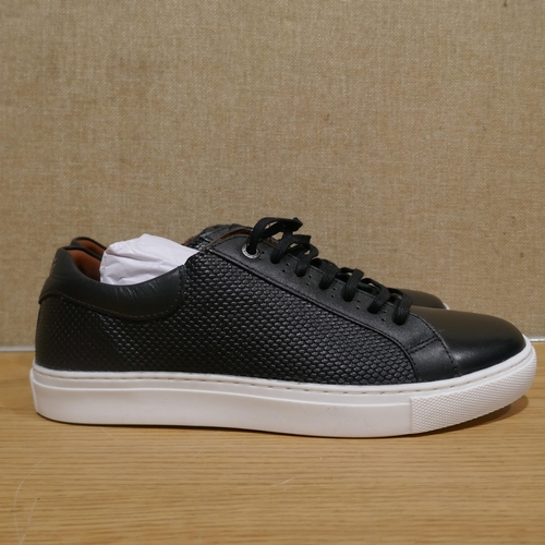 6140 - Penguin Paxton black/white trainers UK size 7 (340) *This lot is subject to Vat