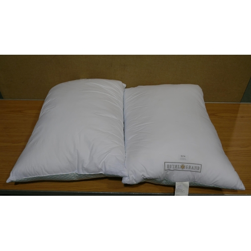 6174 - Two Hotel Grand Summer/Winter reversible pillows (345-678) *This lot is subject to Vat