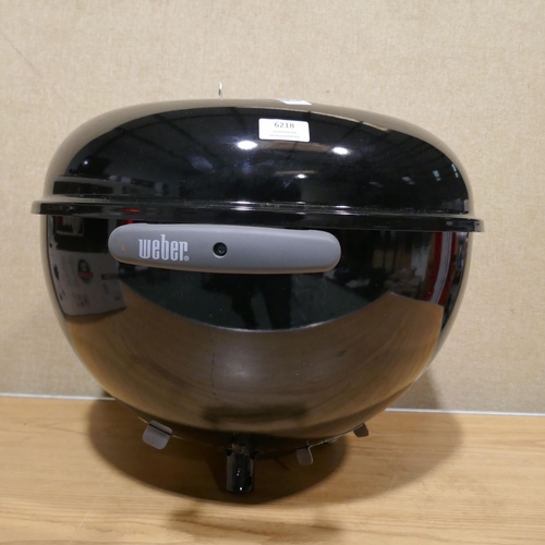 6218 - Weber 47Cm Charcoal Kettle BBQ (345-114) *This lot is subject to Vat