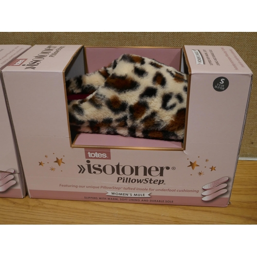 6268 - Two pairs of Totes pillow step slippers with boxes, Size small & medium (345-720) *This lot is subje... 