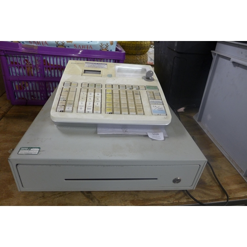 5255 - A Casio SE-S300 electronic point of sale till with key *this item is subject to VAT