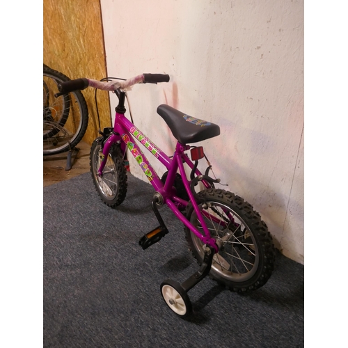 8009 - A Universal Cycles Bee-Bop street beat girls bike with stabilisers and a Universal Cycles children's... 