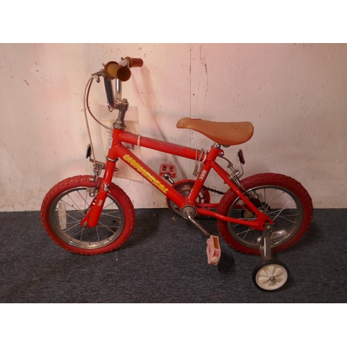 8009 - A Universal Cycles Bee-Bop street beat girls bike with stabilisers and a Universal Cycles children's... 