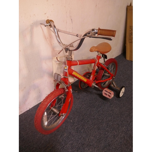 8009 - A Universal Cycles Bee-Bop street beat girls bike with stabilisers and a Universal Cycles children's... 