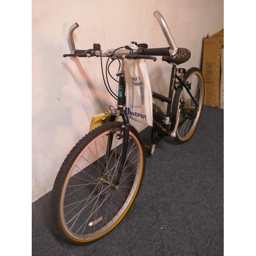 8016 - A Free Spirit Richmond 18-speed Shimano equipped ladies bike with bullhorn handle bars