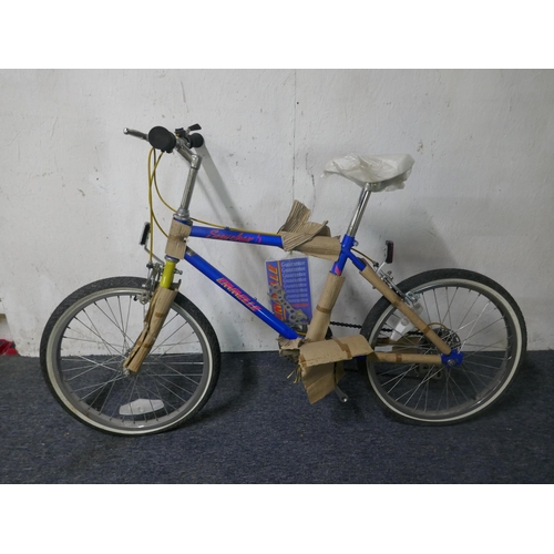 8032 - An Emmelle Scorcher 5 childrens bike and Integra Concept Phantom mountain tracks childrens mountain ... 