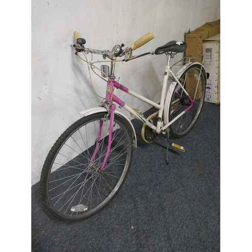 8037 - A Universal Cycles Riviera Sport ladies bike with mud guards