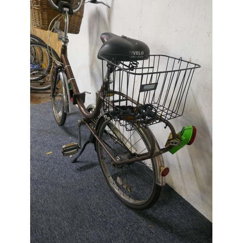 8056 - A folding city bike equipped with mud guards and front and rear baskets