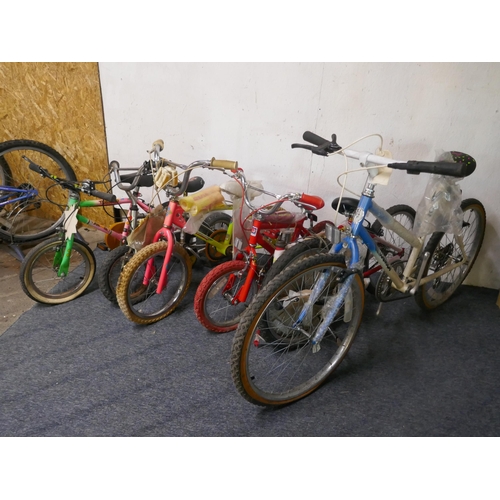 8066 - A selection of childrens bikes including a Townsend Bazooka with stabilisers, a Universal Cycles Kin... 