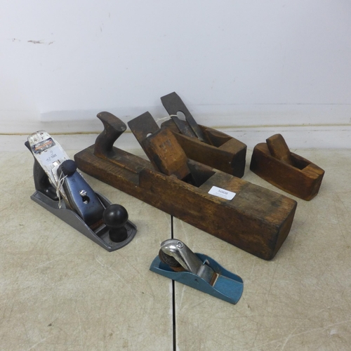 5008 - A collection of vintage wood planes