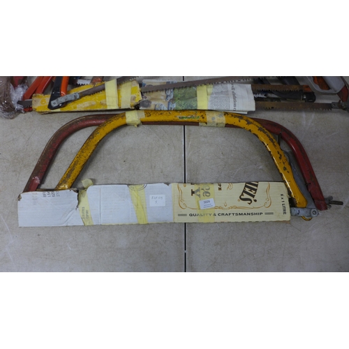 5026 - A quantity of assorted bow saws