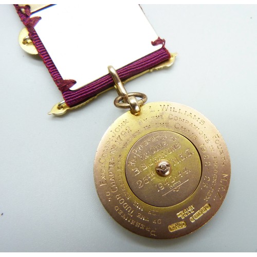 9002 - A 9ct yellow gold masonic medal, Tudor Chapter No. 1792, set with an emerald and two rubies, with va... 