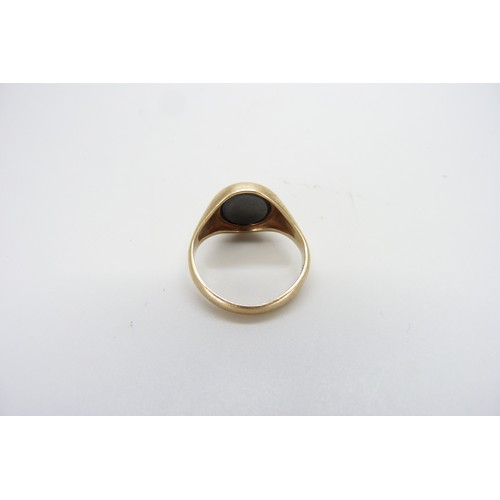 9006 - A 9ct yellow gold and carved hematite intaglio ring (4.3g). M