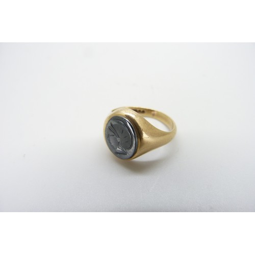 9006 - A 9ct yellow gold and carved hematite intaglio ring (4.3g). M