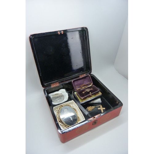 9026 - A Japanese lacquered jewellery box with contents, including a 9ct gold ring, a 22ct wedding band, a ... 