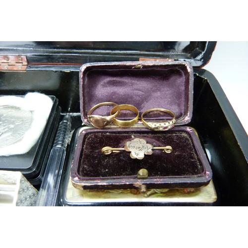 9026 - A Japanese lacquered jewellery box with contents, including a 9ct gold ring, a 22ct wedding band, a ... 