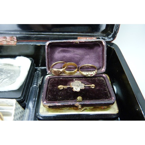 9026 - A Japanese lacquered jewellery box with contents, including a 9ct gold ring, a 22ct wedding band, a ... 