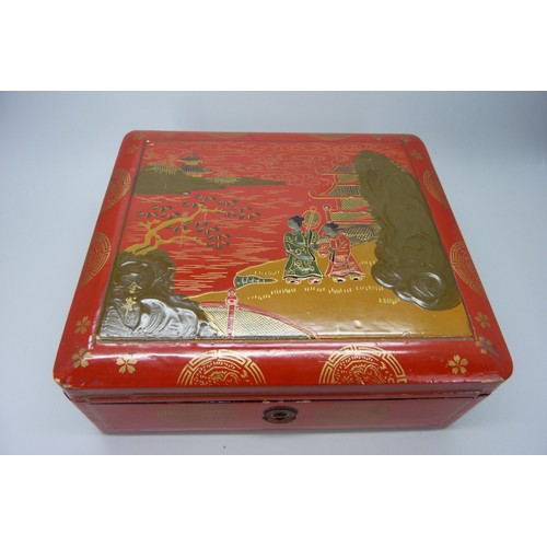 9026 - A Japanese lacquered jewellery box with contents, including a 9ct gold ring, a 22ct wedding band, a ... 