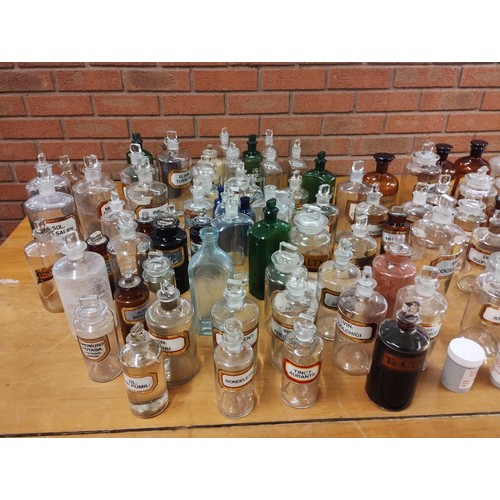 9039 - Early 20th century collection of pharmaceutical jars and vials, together with pill making and suppos... 