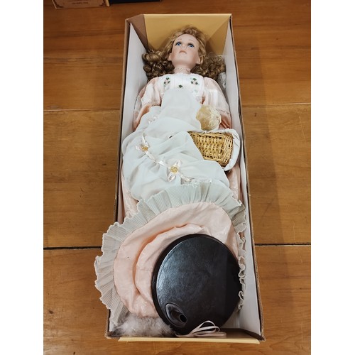 9040 - A collection of boxed porcelain dolls