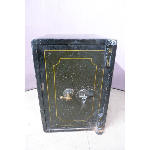 9044 - A Victorian small cast iron safe - damage to handle keys included