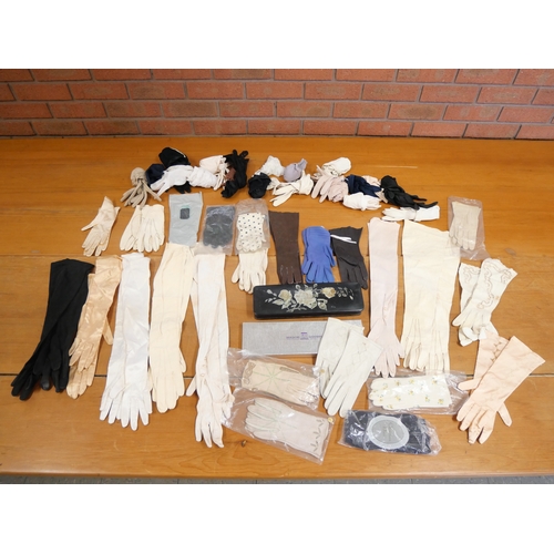 9068 - A collection of ladies' gloves