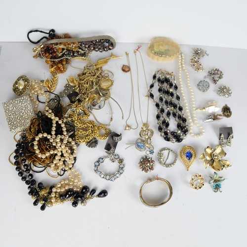 9074 - A large collection of costume jewellery