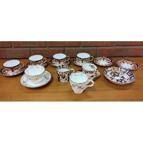 9077 - A collection of Imari pcattern cups and others including Royal Crown Derby