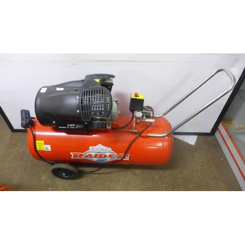 5042 - A Clarke Raider Air 15/1000 3HP compressor with a box of attachments including air hoses, inflators,... 