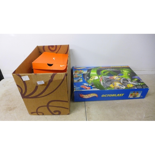 5086 - A Hot Wheel Octoblast racing set and an assortment of toy cars including Hot Wheels, Maisto, Kit car... 