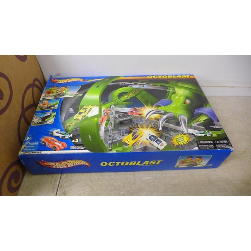 5086 - A Hot Wheel Octoblast racing set and an assortment of toy cars including Hot Wheels, Maisto, Kit car... 