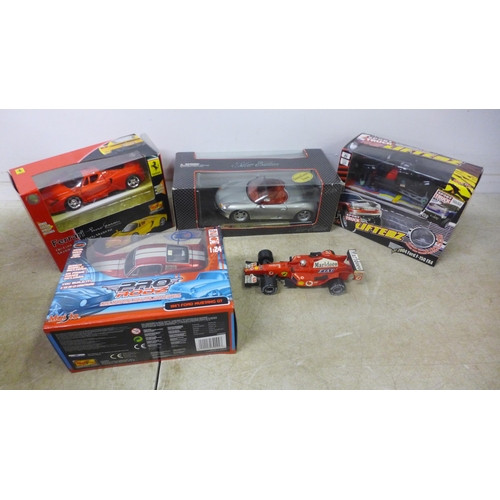 5086 - A Hot Wheel Octoblast racing set and an assortment of toy cars including Hot Wheels, Maisto, Kit car... 