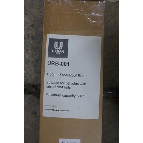 5259 - A quantity of car items including 1.35m steel roof bars, a car cover and wheel arches