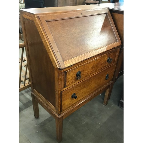 184 - An early 20th Century oak bureau