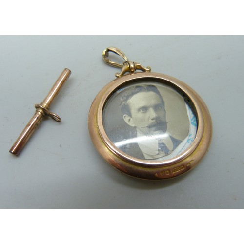 9029F - A 9ct yellow gold and seed pearl picture locket, together with a 9ct yellow gold T-bar, total weight... 