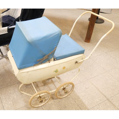 9046 - A Silver Cross perambulator including canopy and child seat, a Mothercare pushchair and basket and a... 