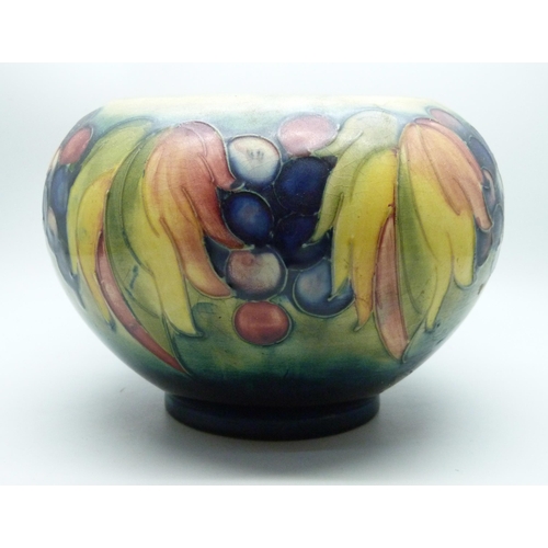 2001 - An early 20th century Moorcroft Leaf and Berries pattern planter, 11cm