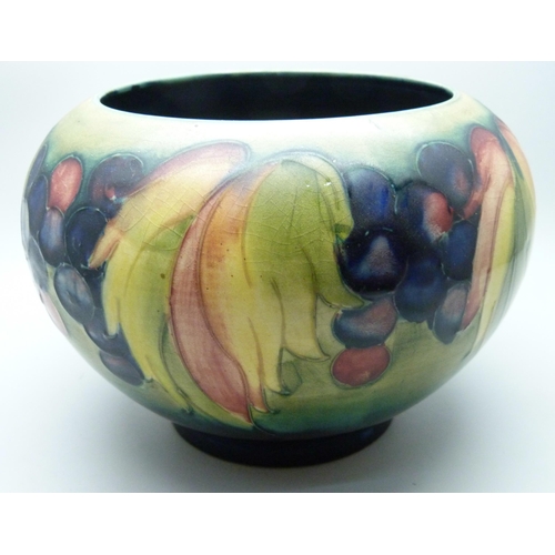 2001 - An early 20th century Moorcroft Leaf and Berries pattern planter, 11cm