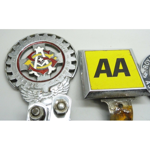 2051 - A Suisse Automobile Club Schweiz car badge, a Royal Aero Club Associate Member car badge and two AA ... 