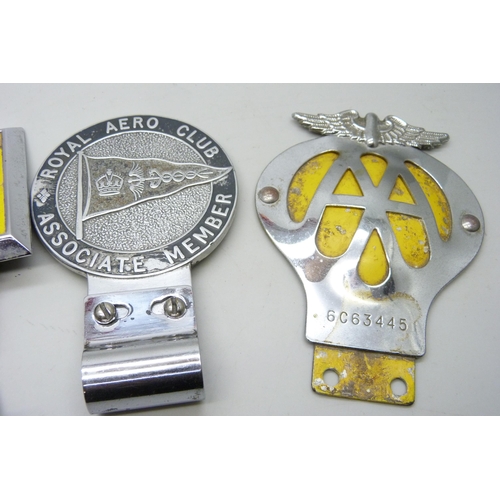 2051 - A Suisse Automobile Club Schweiz car badge, a Royal Aero Club Associate Member car badge and two AA ... 