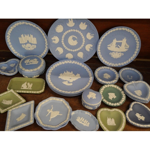 2075 - A quantity of Wedgwood Jasperware; plates, dishes and trinket boxes