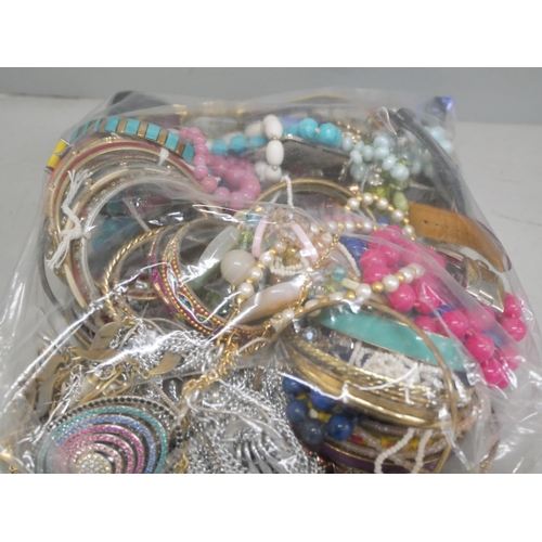 2090 - A bag of bangles, costume jewellery and watches