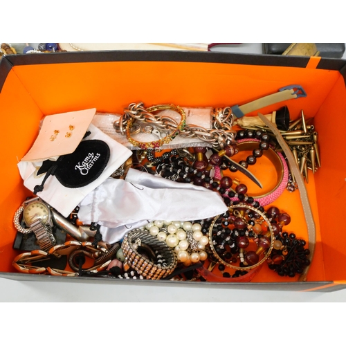 2100 - A box of costume jewellery