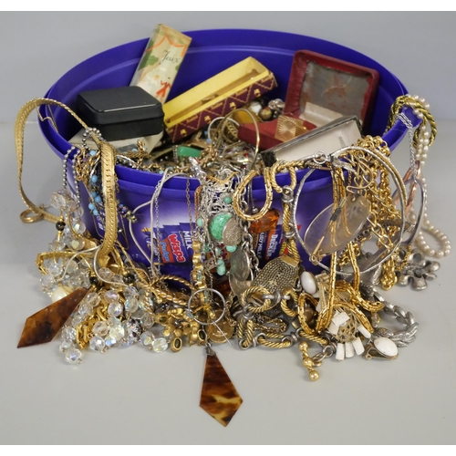 2140 - A tub of costume jewellery, etc.