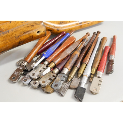 2152 - Vintage glass cutters and four vintage lead dressers