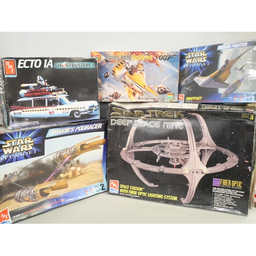 2153 - A collection of models, Airfix, Ertl, including Star Trek